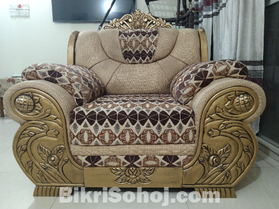 সোফা সেট বিক্রয় করা হবে।